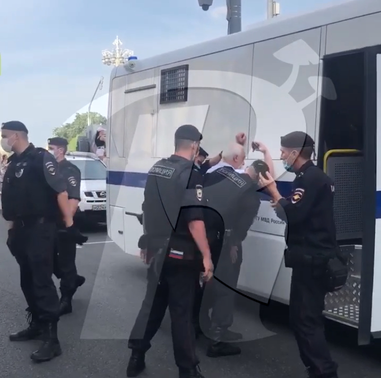 Видео задержаний на акции против обязательной вакцинации в Москве