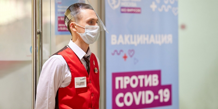 В Москве началась вакцинация трудовых мигрантов