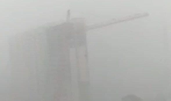 Видео падения строительного крана из-за ветра в Раменском городском округе