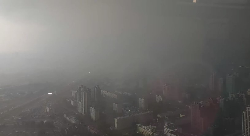 Потоп в метро и падающие деревья: видео сильной грозы в Москве и Подмосковье