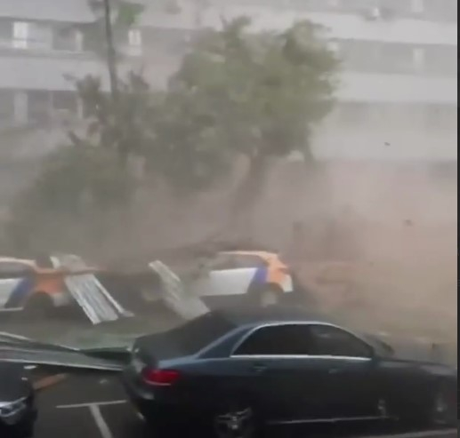 Видео обрушения крыши на улице Правды в Москве