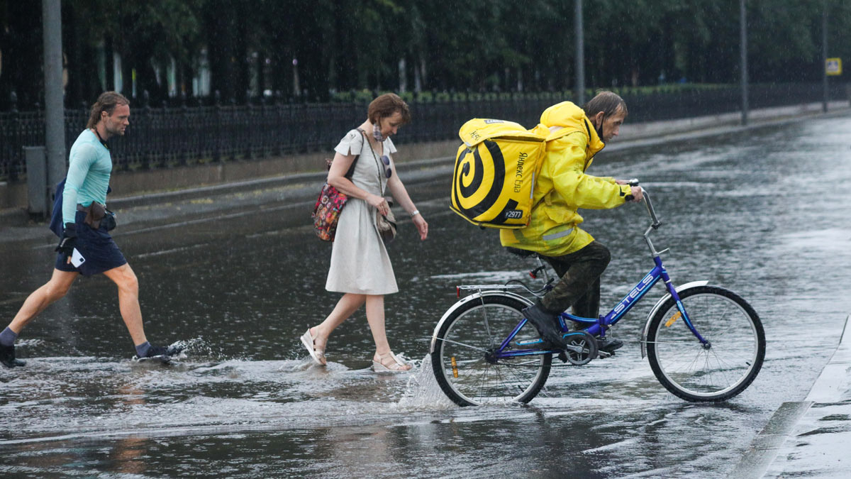 Москвичи радостно переплывают затопленные улицы после «суперливня»