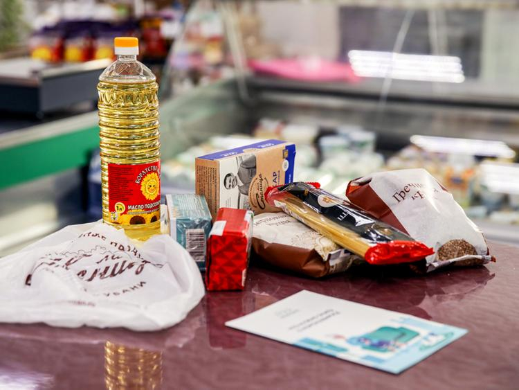 В Свердловской области предприятие выдавало зарплату продуктовыми карточками