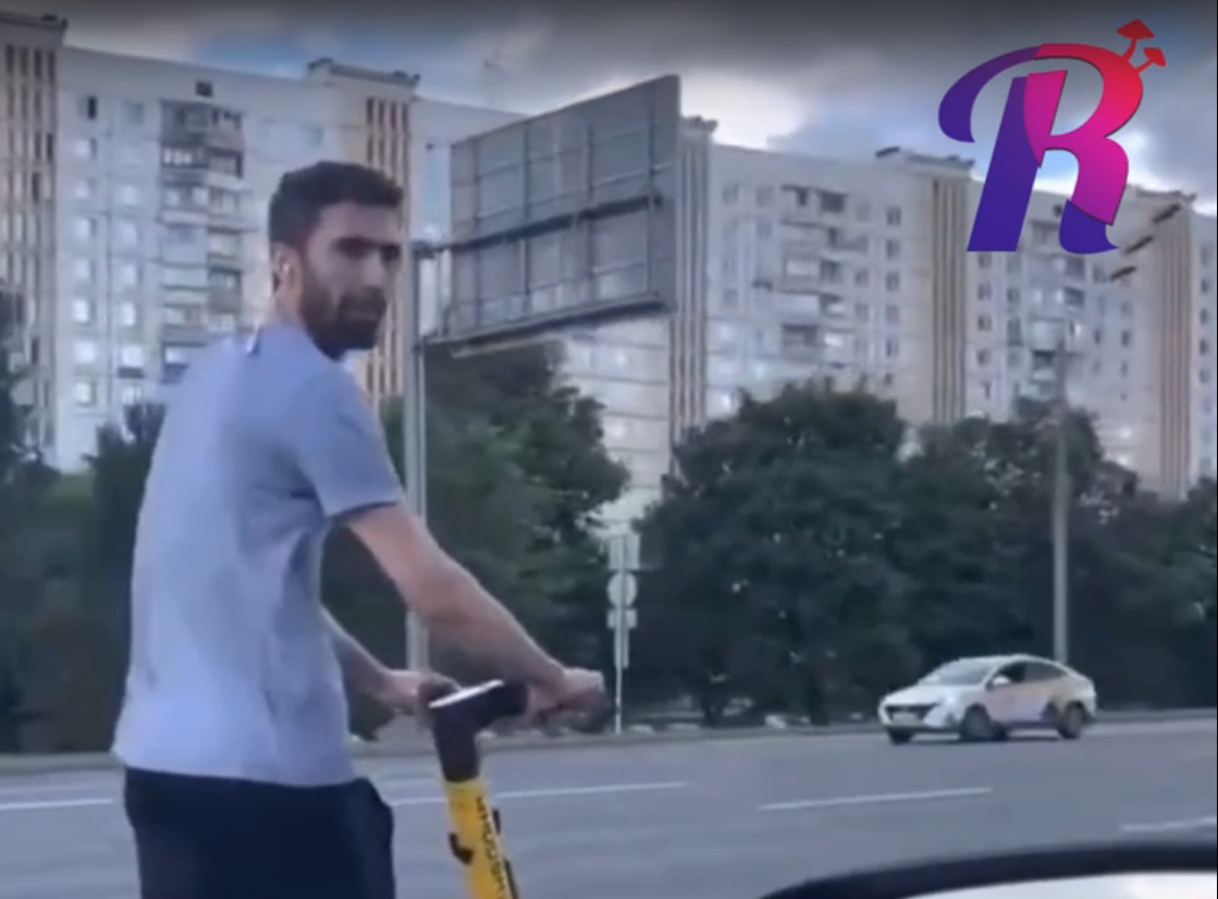 «Я, как сюда попал, не знаю»: электросамокатчик не мог выехать с оживленной трассы в Москве
