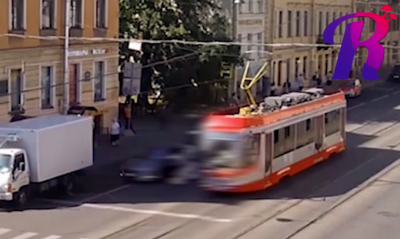 Видео наезда каршеринга «Делимобиль» на подростка в Петербурге