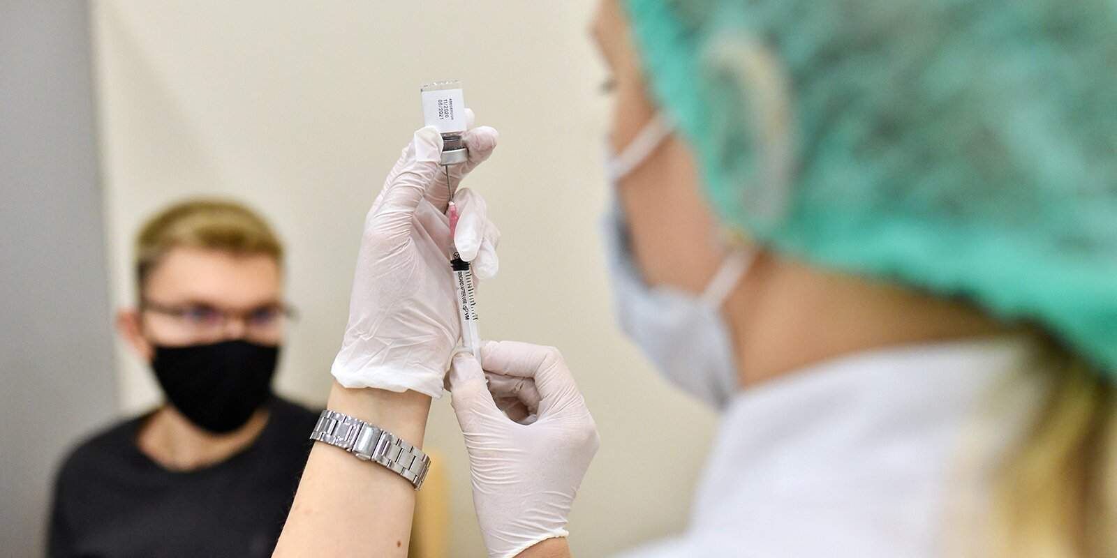 Более половины россиян выступают против обязательной вакцинации