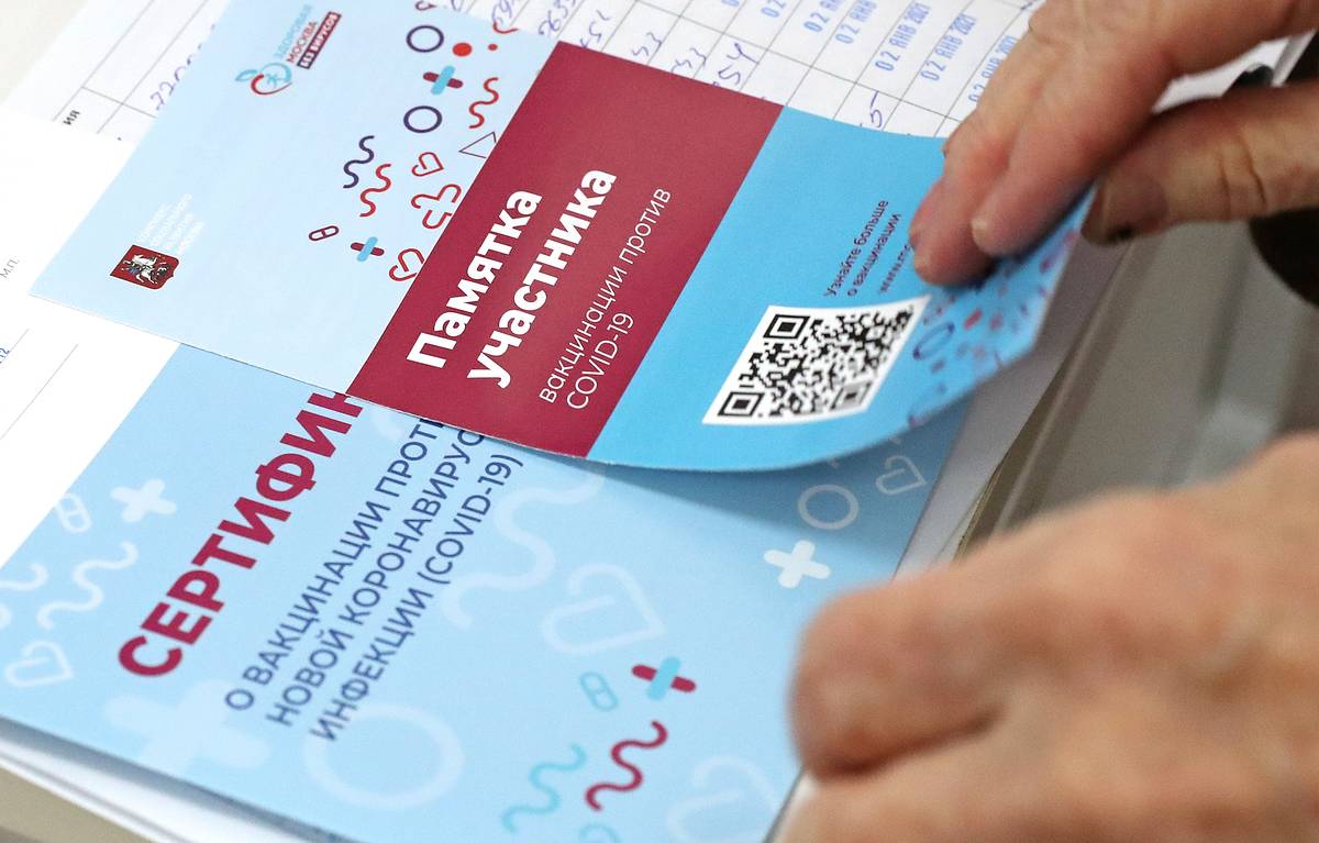 Митинги антипрививочников и черный рынок QR-кодов: главное о коронавирусе за неделю