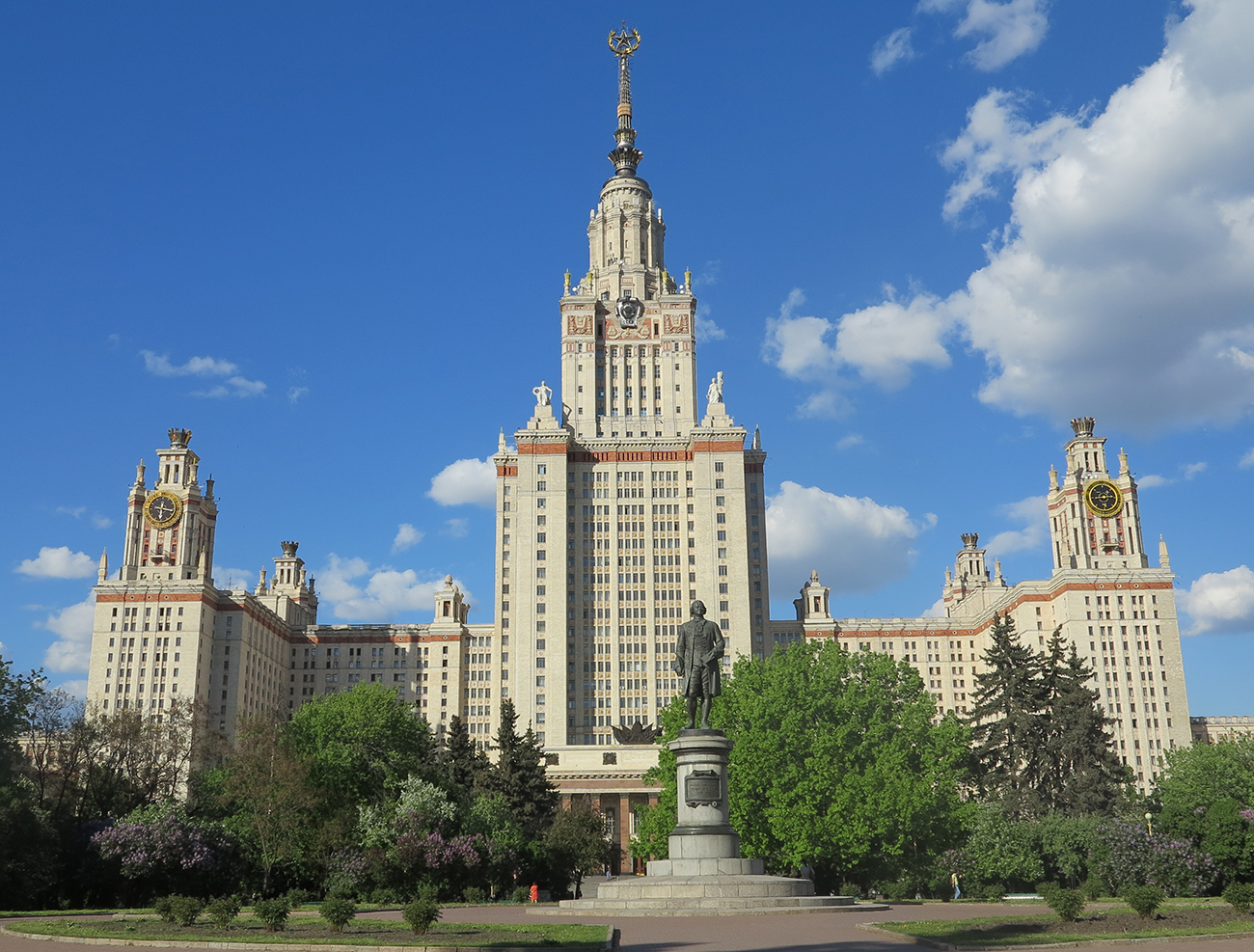 В МГУ перестали допускать не привившихся от ковида сотрудников 