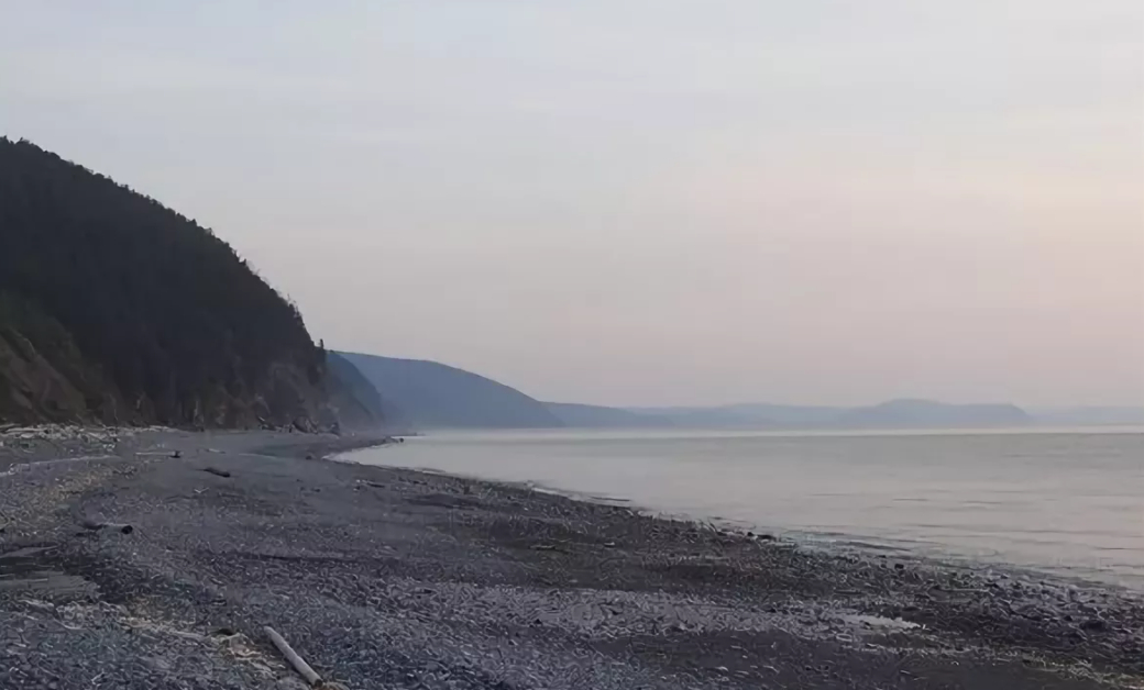 Водолазы обследуют основную часть самолета Ан-26, упавшую в море