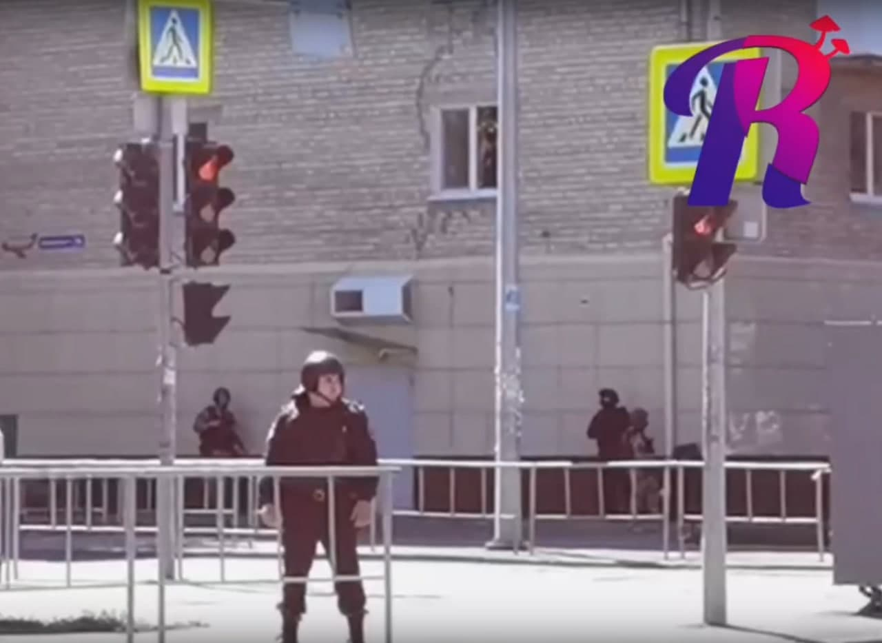 Силовики осмотрели в поисках взрывчатки банк в Тюмени, где захватывали заложников