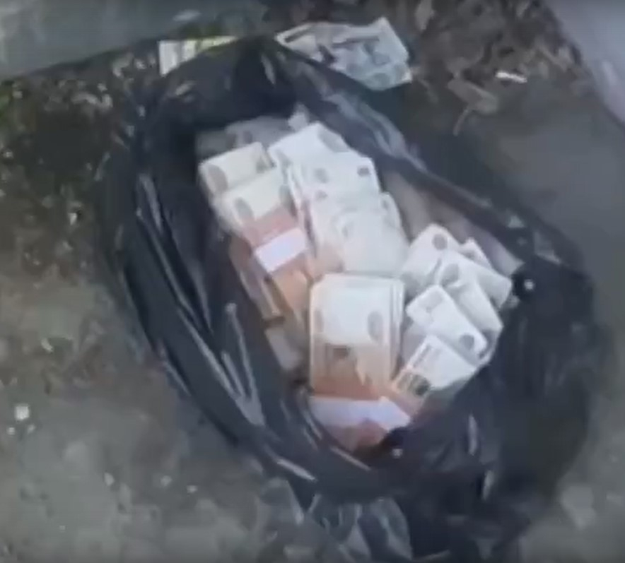 СК показал сумку с деньгами, которые пытались передать захватчику заложников в Сбербанке
