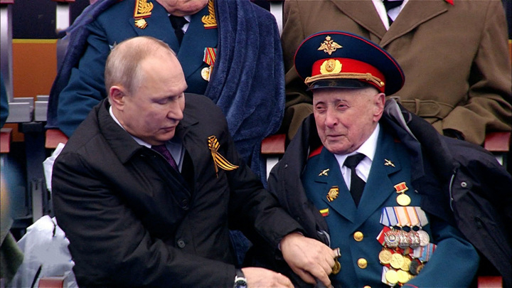 Ветерана, которого Путин укрыл курткой на Параде Победы, опять чуть не обокрали