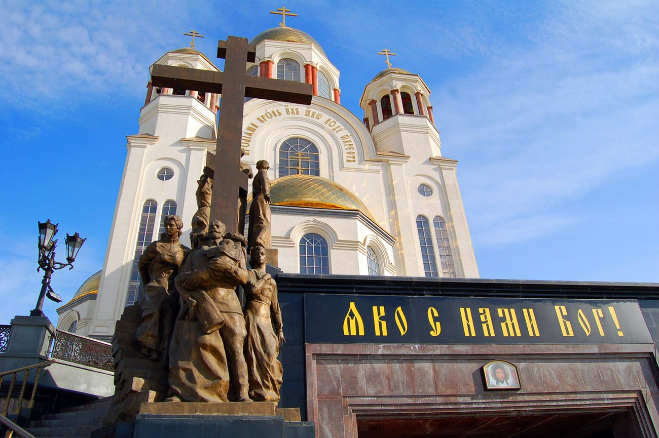 Пир во время «чумы»: в Екатеринбурге прошел запрещенный властями крестный ход