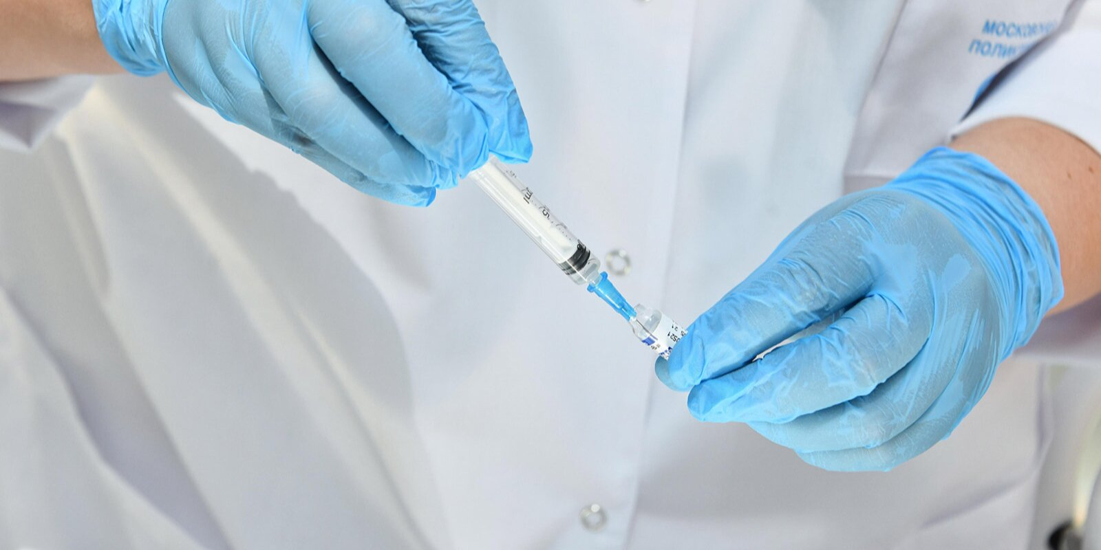 В Петербурге ввели обязательную вакцинацию 80% работников