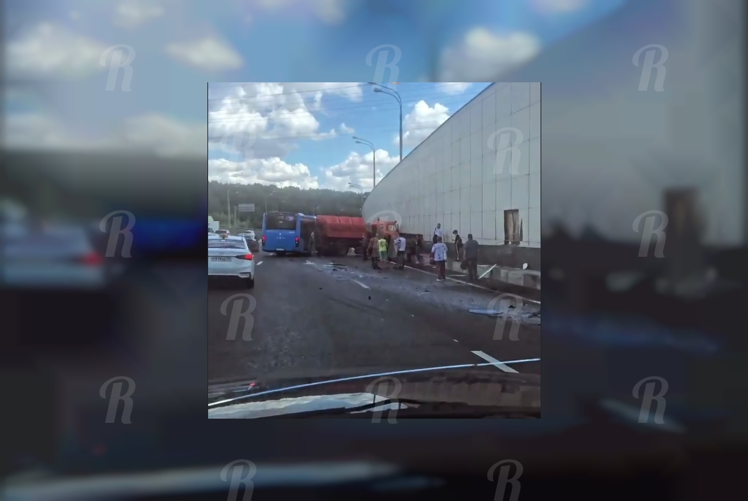 В Москве пострадали 8 человек при столкновении грузовика и автобуса