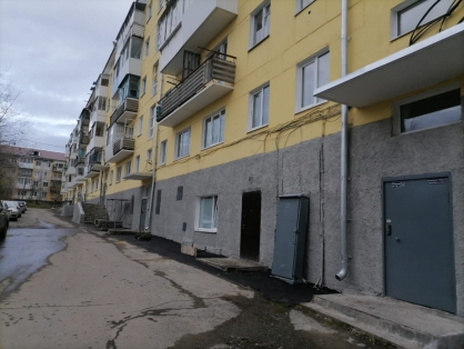 Девочку, которую мать с рождения прятала в шкафу, передали родственникам