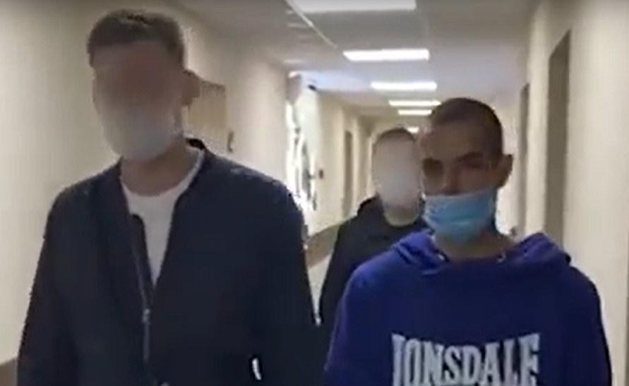 Видео допроса мужчины, выбросившего в окно сына