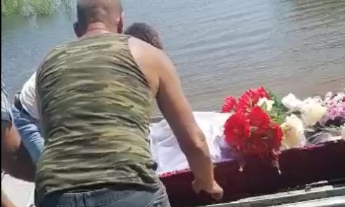 В последний путь на руках семьи: жители Амурской области носят гробы до кладбища