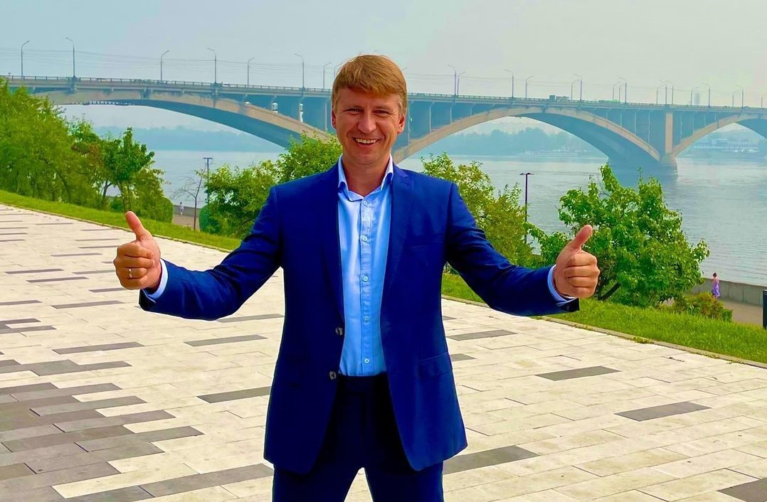 Фигурист Ягудин с помощью фильтров скрыл на фото смог в Красноярске