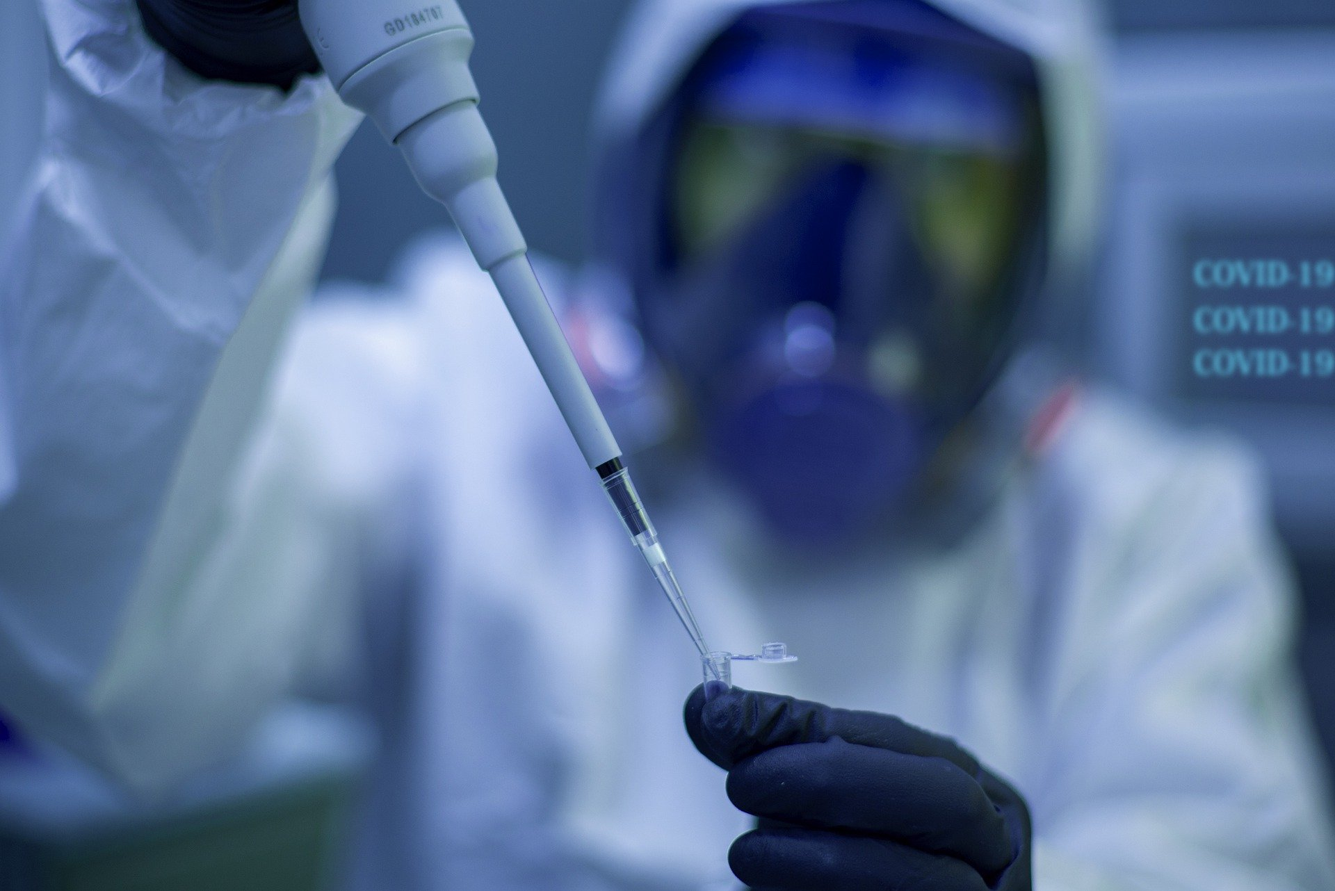Facebook удаляет аккаунты с антирекламой зарубежных вакцин Pfizer и AstraZeneca