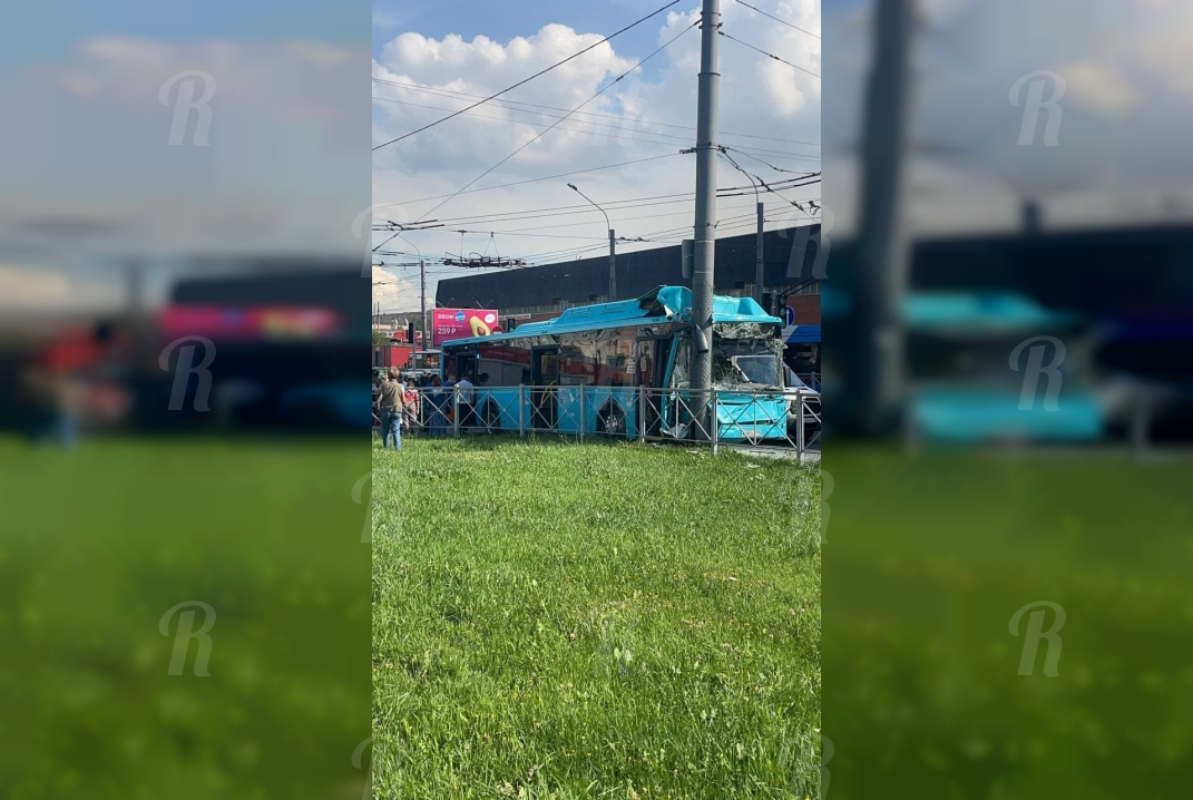 В ДТП с автобусом в Петербурге пострадало 6 человек