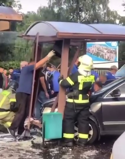 В Москве автомобиль сбил людей на остановке
