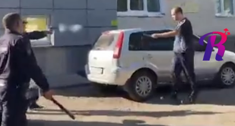 Окровавленный мужчина с ножом и гирей напал на полицейских в Уфе