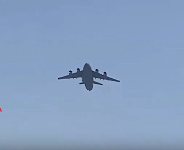 В Кабуле люди упали с шасси самолета при попытке улететь из Афганистана