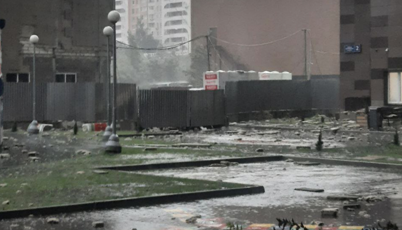 «У нас, кажется, крыша отламывается»: видео сильнейшей грозы в Москве