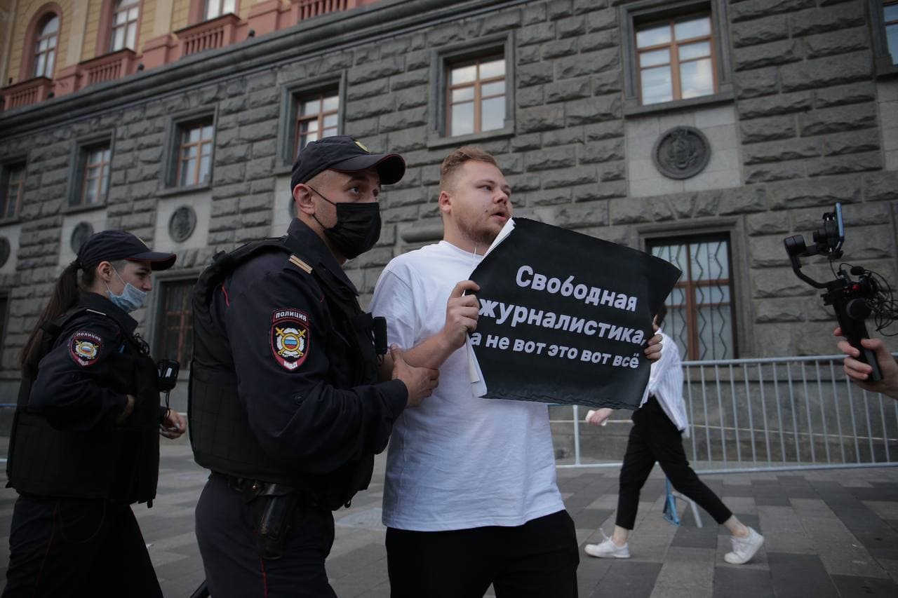 На акции в поддержку “Дождя” и “Важных историй” задержали 7 журналистов