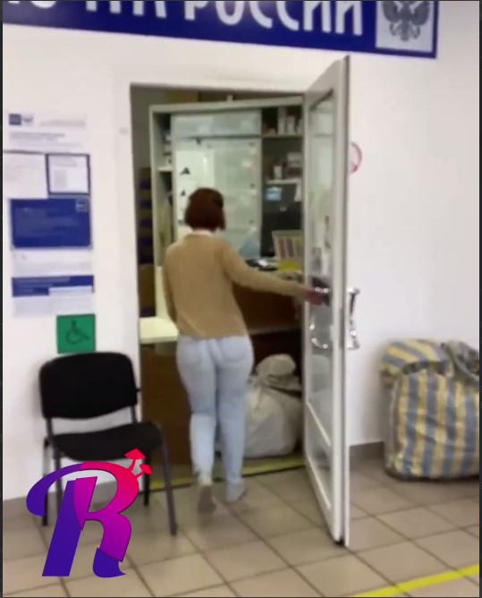 В Петербурге сотрудница «Почты России» обматерила клиентку и швырнула в нее посылку