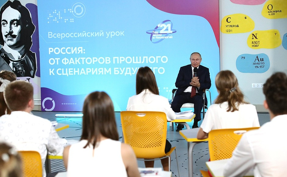 Путин пообщался с детьми во Владивостоке: обнял девочку и обещал подумать о подписке на youtube-канал