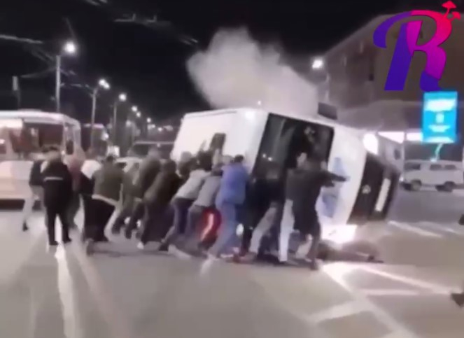 Жители Омска толпой перевернули микроавтобус, попавший в аварию, чтобы помочь выбраться пострадавшим