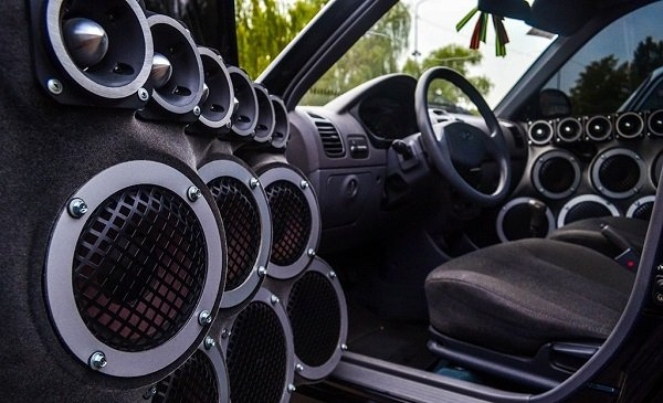 Российским автомобилистам может грозить штраф за дополнительные динамики в салоне машины