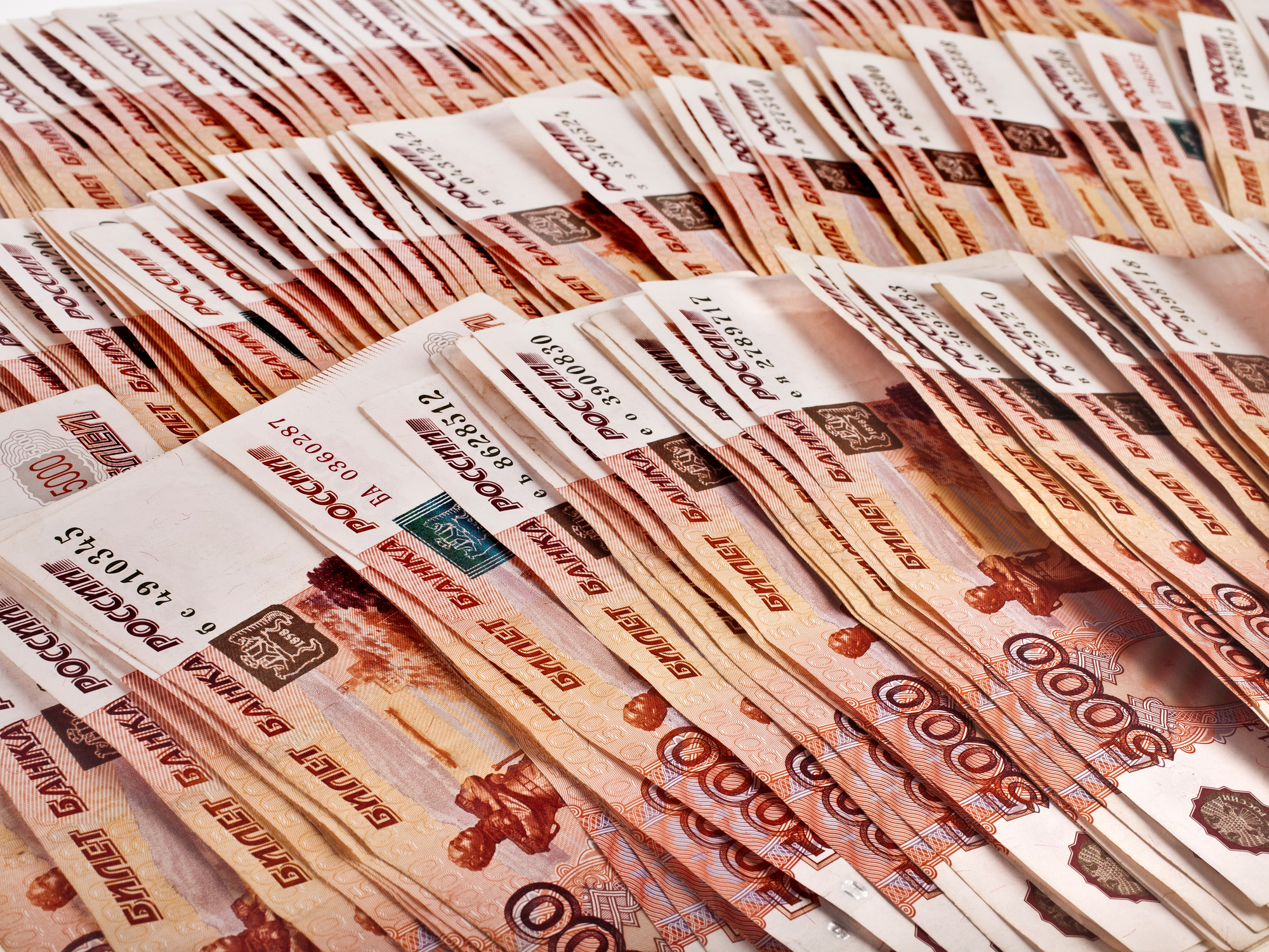 Около 17 тыс россиян получают в месяц более 1 млн рублей