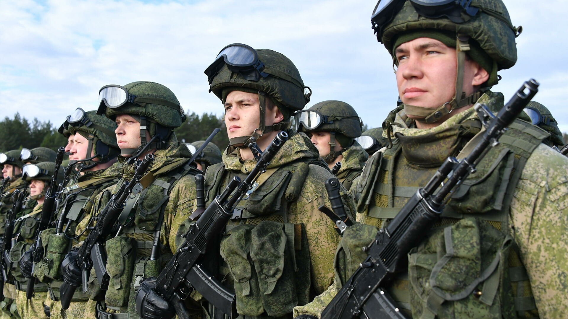 Военные и сотрудники правоохранительных органов начали получать единовременную выплату
