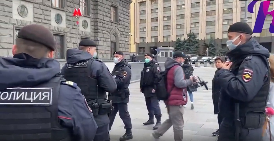На акцию в поддержку СМИ-иноагентов у Лубянки пришли только журналисты и полиция
