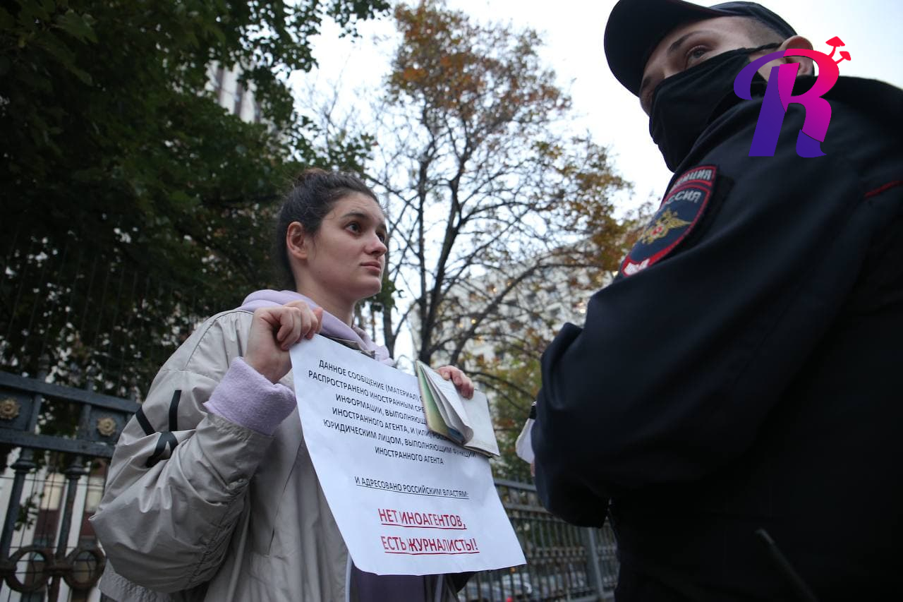 «Нет иноагентов, есть журналисты» — акция в поддержку СМИ-иноагентов переместилась к зданию Минюста