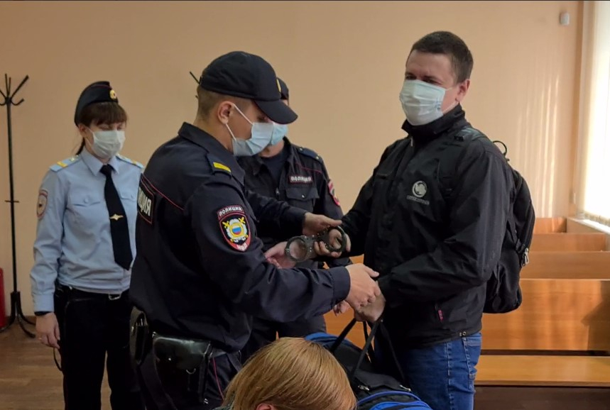 Двое челябинских анархистов получили реальные сроки за баннер про ФСБ