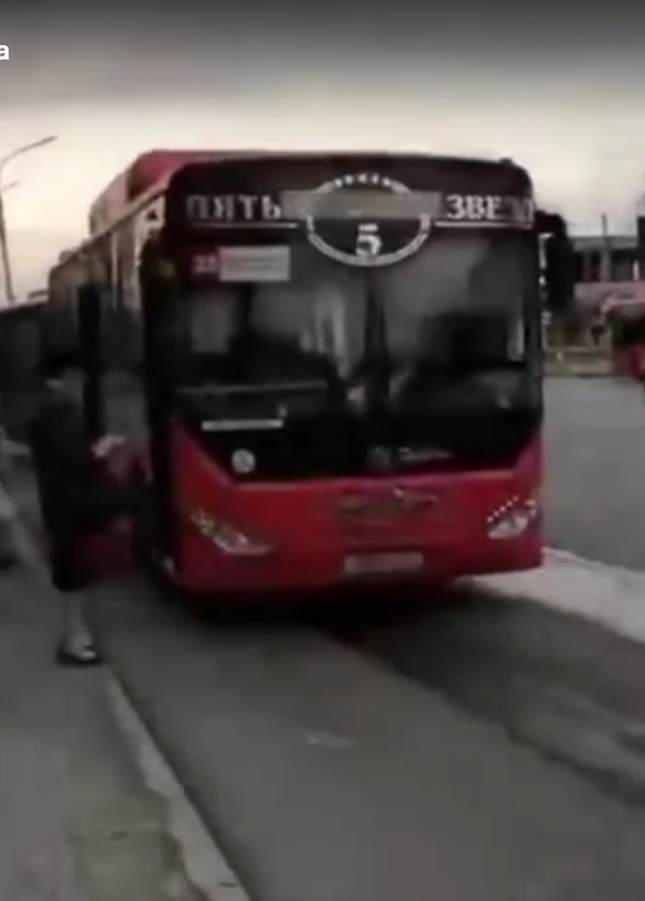 В Хабаровске водители выгнали пассажиров из автобусов, чтобы те не мешали им делать намаз
