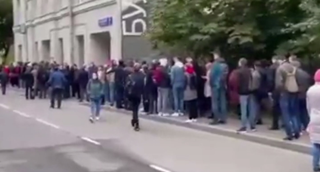 В Москве на избирательных участках с утра образовались огромные очереди