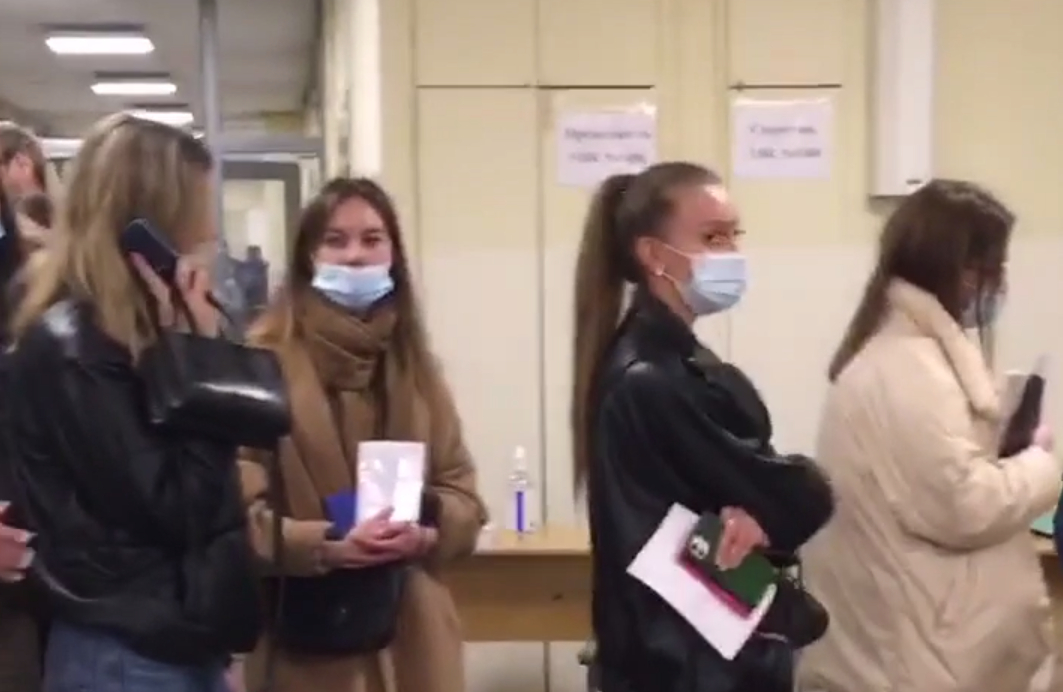 На Урале на избирательный участок толпой привели сотрудников компании «Сима-ленд», чтобы голосовать