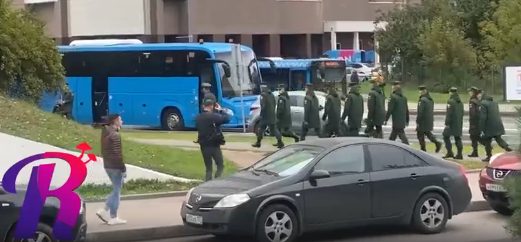 В Москве военные строем идут голосовать на участок, где не работают камеры