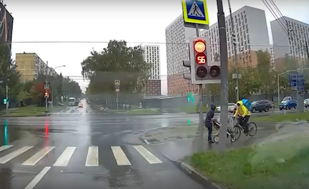 Кадры с юга Москвы, где курьер «Яндекса» сбил женщину с коляской 