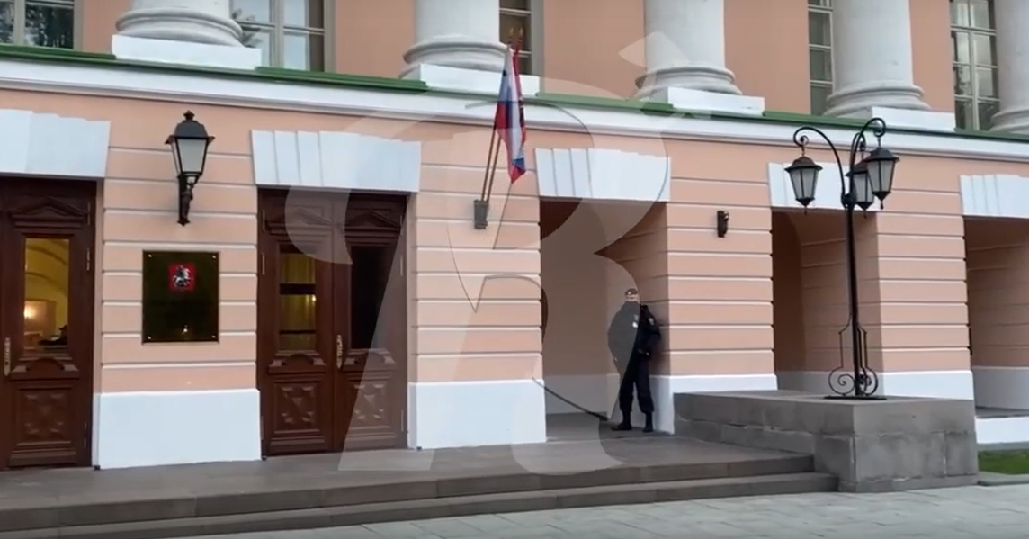 Полиция оцепила Мосгордуму и караулит депутатов КПРФ на выходах из здания 