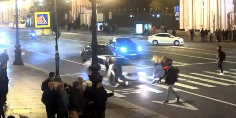 Иномарка в Петербурге снесла толпу людей в центре Петербурга