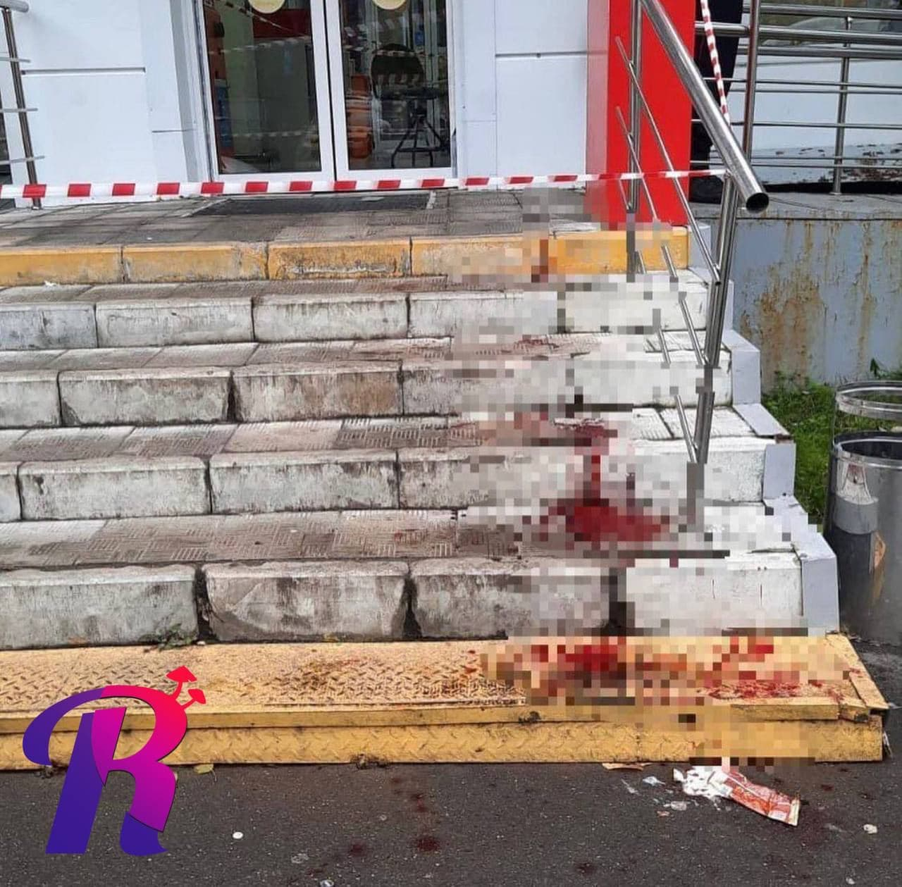В московском «Магните» мужчина в женской одежде напал на покупателей с топором 