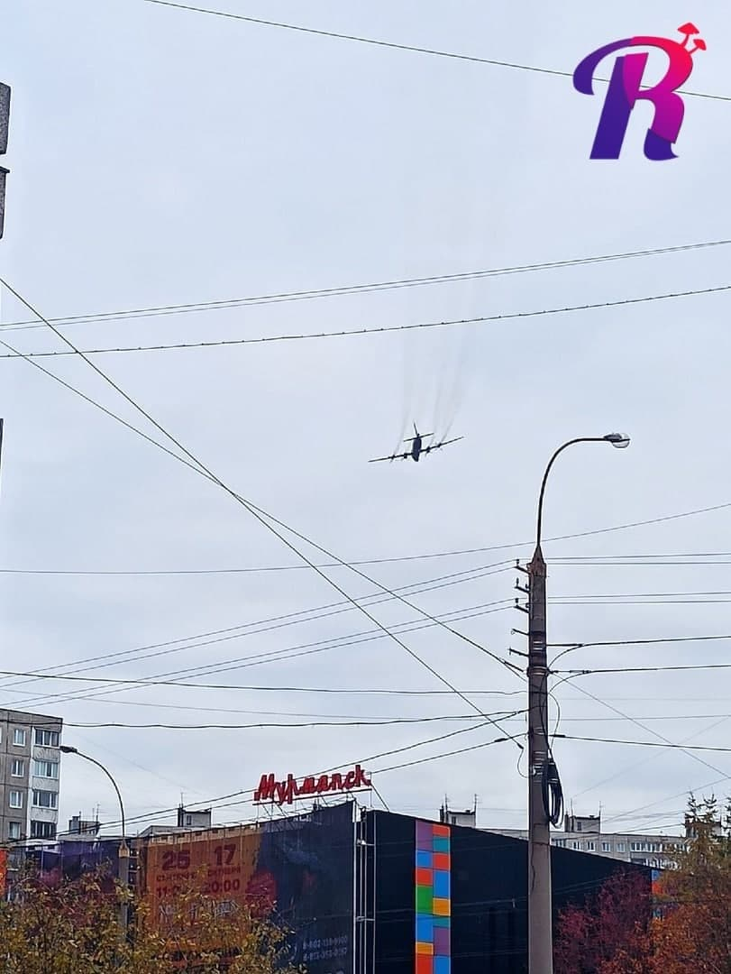 В Мурманске прямо над жилыми домами заметили горящий самолет
