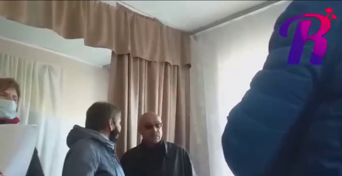 «Я здесь закон, избиратель хренов!»: депутат-единоросс был недоволен, что его снимали на заседании