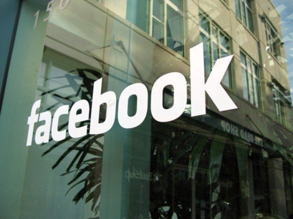 Причиной падения Facebook могло стать нарушение сетевой связи между датацентрами